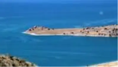 Van Gölü'nde bir teknenin kaybolduğu ihbarı üzerine arama çalışması başlatıldı Van Gölü'nde bir teknenin kaybolduğu ihbarı üzerine arama çalışması başlatıldı