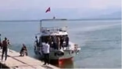 Van Gölü'nde bir teknenin kaybolduğu ihbarı üzerine arama çalışması başlatıldı (4) Van Gölü'nde bir teknenin kaybolduğu ihbarı üzerine arama çalışması başlatıldı (4)