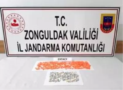 Son dakika haberi! Zonguldak'ta 989 uyuşturucu hapı satacaklardı, kıskıvrak yakalandılar Son dakika haberi! Zonguldak'ta 989 uyuşturucu hapı satacaklardı, kıskıvrak yakalandılar