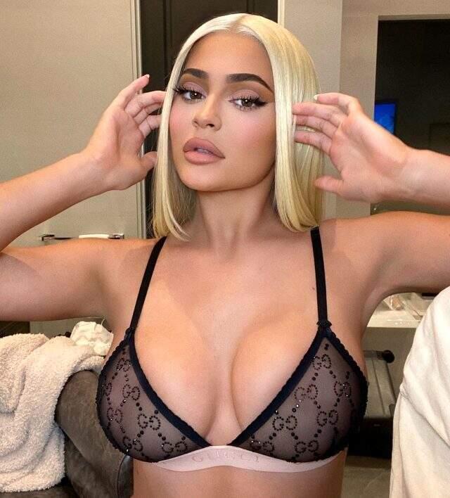 ABD'li model Kylie Jenner, pembe peruğu ve iç çamaşırlı pozuyla gündem oldu ABD'li model Kylie Jenner, pembe peruğu ve iç çamaşırlı pozuyla gündem oldu