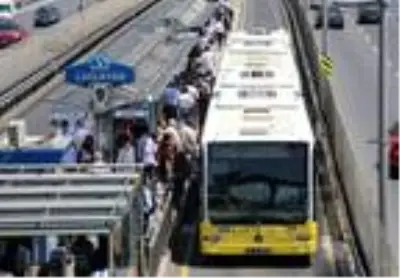 Adliyedeki miting nedeniyle metrobüs durağında yoğunluk Adliyedeki miting nedeniyle metrobüs durağında yoğunluk