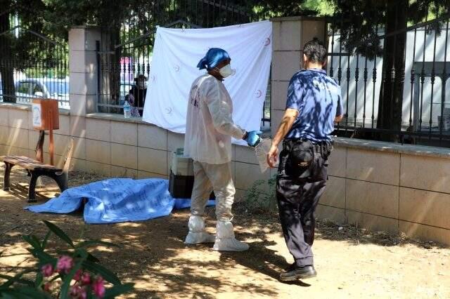 Antalya'da bir kişi, hastane bahçesindeki bankta ölü bulundu Antalya'da bir kişi, hastane bahçesindeki bankta ölü bulundu