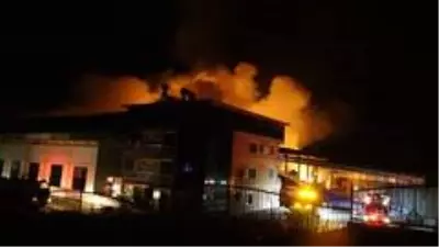 Antalya'da soğuk hava deposundaki yangın kontrol altına alındı Antalya'da soğuk hava deposundaki yangın kontrol altına alındı