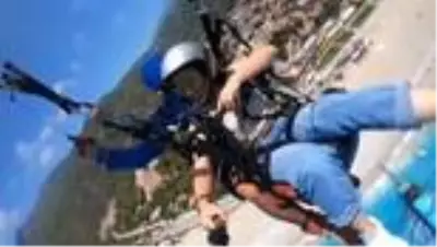 Aylardır en riskli görevi yürüten sağlık çalışanları, gökyüzünde stres attı