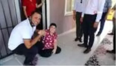 - Başkan Oktay, 11 yaşındaki engelli Berat'ı evinde ziyaret etti - Başkan Oktay, 11 yaşındaki engelli Berat'ı evinde ziyaret etti
