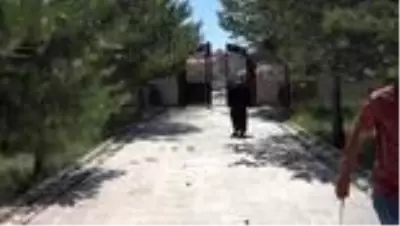 Bedirhan bebeğin anneannesi sevincini şehitlikte kızı ve torunuyla paylaştı Bedirhan bebeğin anneannesi sevincini şehitlikte kızı ve torunuyla paylaştı