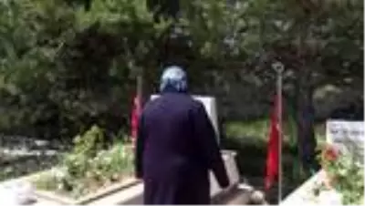 Bedirhan bebeğin anneannesi sevincini şehitlikte kızı ve torunuyla paylaştı Bedirhan bebeğin anneannesi sevincini şehitlikte kızı ve torunuyla paylaştı