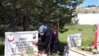 Bedirhan bebeğin anneannesi sevincini şehitlikte kızı ve torunuyla paylaştı Bedirhan bebeğin anneannesi sevincini şehitlikte kızı ve torunuyla paylaştı