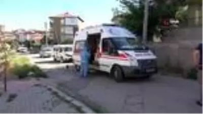 Covid-19 şüphesiyle hastaneye götürülmek istenen genç kız kendini eve kapattı Covid-19 şüphesiyle hastaneye götürülmek istenen genç kız kendini eve kapattı
