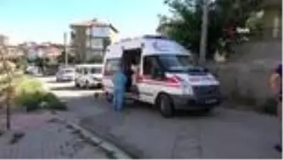 Covid-19 şüphesiyle hastaneye götürülmek istenen genç kız kendini eve kapattı Covid-19 şüphesiyle hastaneye götürülmek istenen genç kız kendini eve kapattı