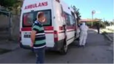 Covid-19 şüphesiyle hastaneye götürülmek istenen genç kız kendini eve kapattı Covid-19 şüphesiyle hastaneye götürülmek istenen genç kız kendini eve kapattı