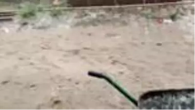 Son dakika güncel: Dolu yağışı sele dönüştü, sokaklarda parke taşları söküldü Son dakika güncel: Dolu yağışı sele dönüştü, sokaklarda parke taşları söküldü