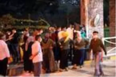 Gaziantep'te, otogara alınmayan asker yakınları 'sosyal mesafe'yi hiçe saydı Gaziantep'te, otogara alınmayan asker yakınları 'sosyal mesafe'yi hiçe saydı