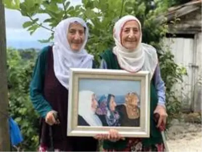 İkiz kalan nineler, 4 ay sonra kardeşlerinin mezarını ziyaret etti İkiz kalan nineler, 4 ay sonra kardeşlerinin mezarını ziyaret etti