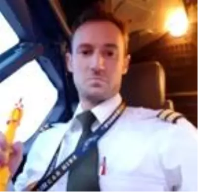 İrlanda'da uçağın gaz kolunu oyuncak tavukla çalıştıran pilotlara soruşturma İrlanda'da uçağın gaz kolunu oyuncak tavukla çalıştıran pilotlara soruşturma