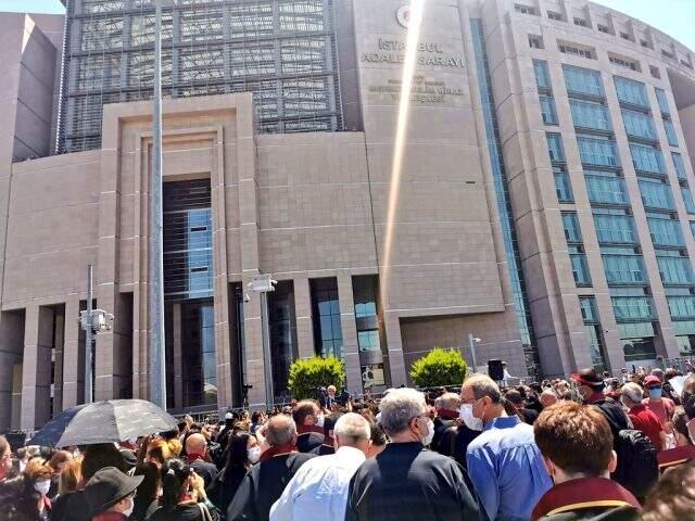 İstanbul Barosu çoklu baro sistemini protesto etmek için toplandı! İşte eylemin gerekçesi 5 maddelik kanun teklifi İstanbul Barosu çoklu baro sistemini protesto etmek için toplandı! İşte eylemin gerekçesi 5 maddelik kanun teklifi
