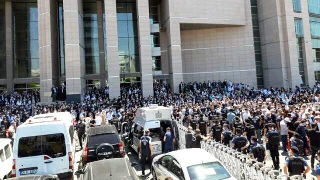 İstanbul Barosu çoklu baro sistemini protesto etmek için toplandı! İşte eylemin gerekçesi 5 maddelik kanun teklifi İstanbul Barosu çoklu baro sistemini protesto etmek için toplandı! İşte eylemin gerekçesi 5 maddelik kanun teklifi