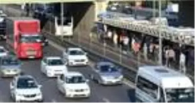İstanbul'da iş çıkışı metrobüste ve trafikte yoğunluk