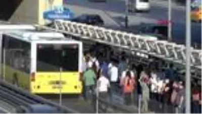 İSTANBUL’DA İŞ ÇIKIŞI METROBÜSTE VE TRAFİKTE YOĞUNLUK