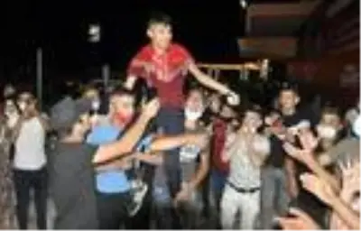Karaman'da sosyal mesafesiz asker uğurlaması Karaman'da sosyal mesafesiz asker uğurlaması