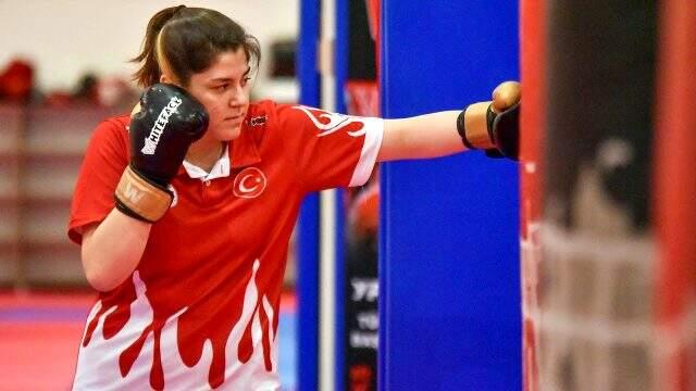 Kilo vermek için muay thai sporuna başlayan Zehra Nur Kamaç, Türkiye ve gençler dünya şampiyonluğu kazandı Kilo vermek için muay thai sporuna başlayan Zehra Nur Kamaç, Türkiye ve gençler dünya şampiyonluğu kazandı