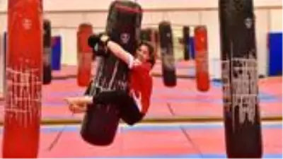 Kilo vermek için muay thai sporuna başlayan Zehra Nur Kamaç, Türkiye ve gençler dünya şampiyonluğu kazandı Kilo vermek için muay thai sporuna başlayan Zehra Nur Kamaç, Türkiye ve gençler dünya şampiyonluğu kazandı