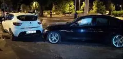 Kırmızı ışıkta geçti, 4 arabanın kaza yapmasına sebebiyet verdi Kırmızı ışıkta geçti, 4 arabanın kaza yapmasına sebebiyet verdi