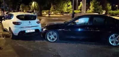Kırmızı ışıkta geçti, 4 arabanın kaza yapmasına sebebiyet verdi Kırmızı ışıkta geçti, 4 arabanın kaza yapmasına sebebiyet verdi