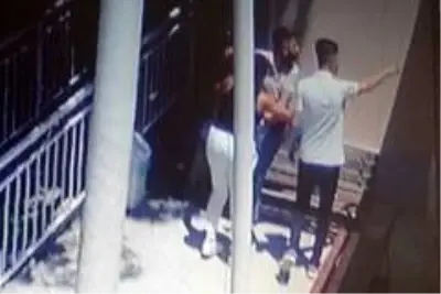 Maskesiz girdiler, uyaran doktoru darp ettiler