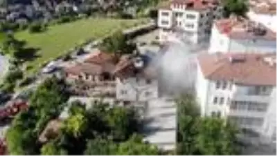 Müştemilattan 3 katlı binaya sıçrayan yangın korkuttu