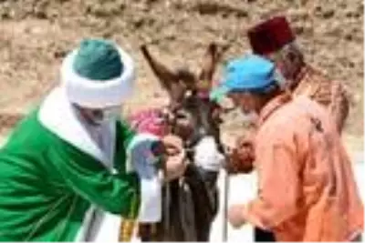 Nasreddin Hoca'nın doğum gününde göle maya çaldı, ters bindiği eşekten düştü Nasreddin Hoca'nın doğum gününde göle maya çaldı, ters bindiği eşekten düştü