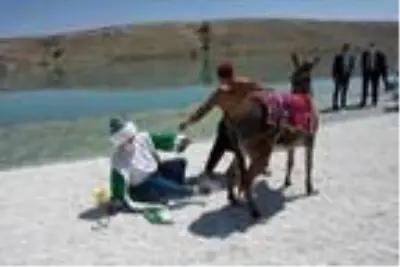 Nasreddin Hoca'nın doğum gününde göle maya çaldı, ters bindiği eşekten düştü Nasreddin Hoca'nın doğum gününde göle maya çaldı, ters bindiği eşekten düştü
