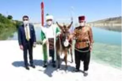 Nasreddin Hoca'nın doğum gününde göle maya çaldı, ters bindiği eşekten düştü Nasreddin Hoca'nın doğum gününde göle maya çaldı, ters bindiği eşekten düştü