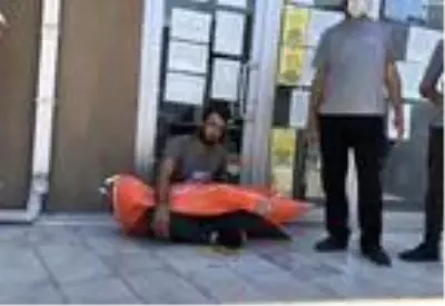 Organlarının çalındığını düşündüğü oğlunun cansız bedeniyle saatlerce sokakta oturdu Organlarının çalındığını düşündüğü oğlunun cansız bedeniyle saatlerce sokakta oturdu