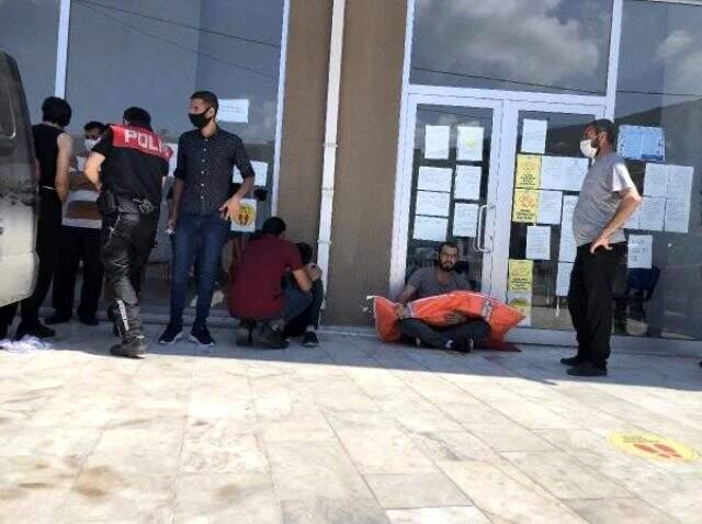 Organlarının çalındığını düşündüğü oğlunun cansız bedeniyle sokakta oturdu Organlarının çalındığını düşündüğü oğlunun cansız bedeniyle sokakta oturdu