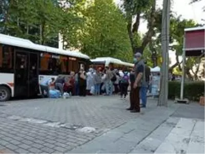 Otobüs duraklarındaki kalabalık pes dedirtti Otobüs duraklarındaki kalabalık pes dedirtti