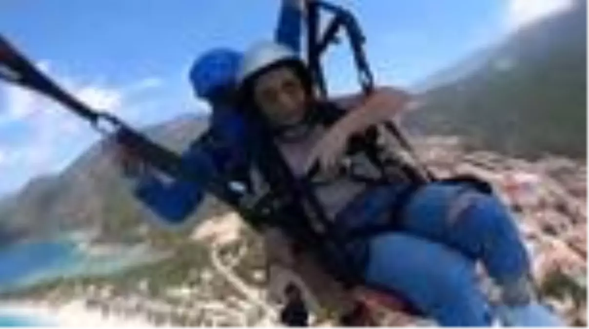 Sağlık çalışanları yamaç paraşütü yaptı