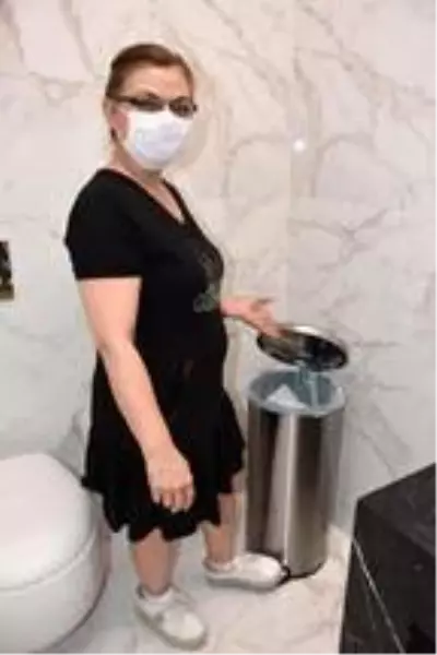 Salgın endişesi nedeniyle pedallı çöp kutuları tercih ediliyor Salgın endişesi nedeniyle pedallı çöp kutuları tercih ediliyor