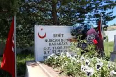 Şehit Bedirhan bebeğin anneannesinden Cumhurbaşkanı'na dua Şehit Bedirhan bebeğin anneannesinden Cumhurbaşkanı'na dua