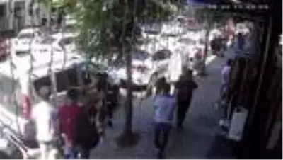 Sokak ortasında milyonluk kapkaça esnaf müdahalesi kamerada Sokak ortasında milyonluk kapkaça esnaf müdahalesi kamerada