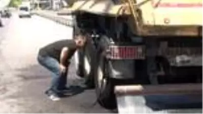 Tekeri patlayan hafriyat kamyonunun dorsesi alev alev yandı Tekeri patlayan hafriyat kamyonunun dorsesi alev alev yandı