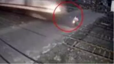 Trenin çarptığı motosiklet sürücüsü feci şekilde can verdi