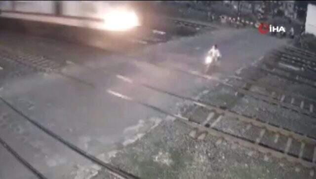 Trenin biçtiği motosiklet sürücüsü feci şekilde can verdi