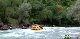 TUNCELİ Munzur Nehri'ne devrilen taksinin sürücüsü kendi imkanıyla kurtuldu