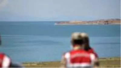 Van Gölü'nde kaybolan tekneyi arama çalışmalarında 5 kişinin cansız bedenine ulaşıldı Van Gölü'nde kaybolan tekneyi arama çalışmalarında 5 kişinin cansız bedenine ulaşıldı