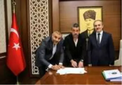 Ali Nail Durmuş, Valilik Makamında resmi sözleşmesini imzaladı Ali Nail Durmuş, Valilik Makamında resmi sözleşmesini imzaladı