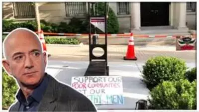 Amazon CEO'su Jeff Bezos'a Giyotinli Protesto! Amazon CEO'su Jeff Bezos'a Giyotinli Protesto!