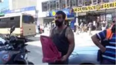 Maske takmadığı için ceza kesilen işçi, kıyafetini çıkarıp tepki gösterdi Maske takmadığı için ceza kesilen işçi, kıyafetini çıkarıp tepki gösterdi