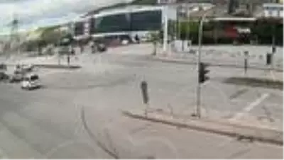 Aşırı hızlı kamyonet önce hafif ticari araca sonra trafik şıklarına çarptı... Kaza anı kamerada