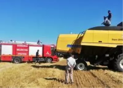 Biçerdöver yanmaktan son anda kurtarıldı Biçerdöver yanmaktan son anda kurtarıldı